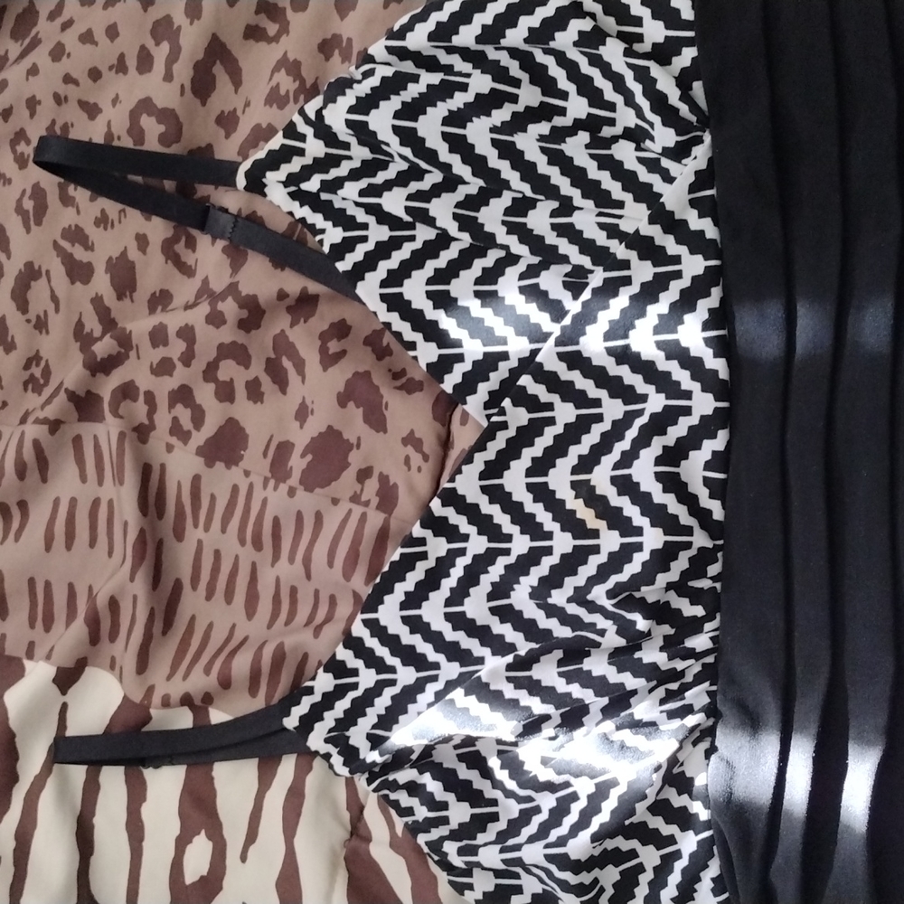 Spring/summer dress black/white with cool design Tues in back